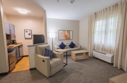 Miami Lakes Hotel | Candlewood Suites Miami Lakes by IHG