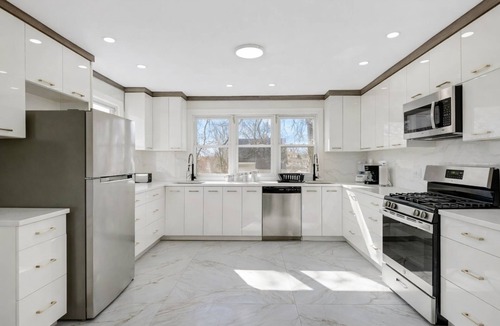Hillside Cottage | Capacity for 20 people near the airport