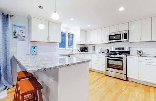 Yarmouth Port House | Cape Charmer | Walk to Market, Golf & Eateries | New Kitchen & Big Backyard