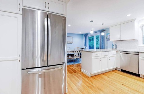 Yarmouth Port House | Cape Charmer | Walk to Market, Golf & Eateries | New Kitchen & Big Backyard