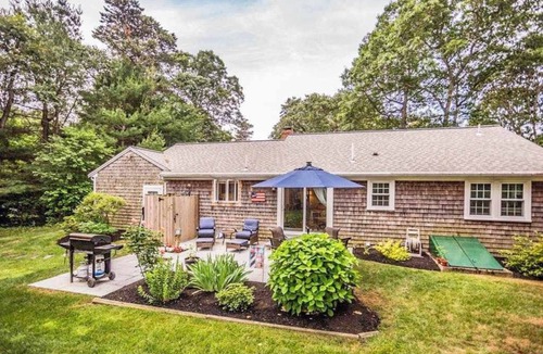 Yarmouth Port House | Cape Charmer | Walk to Market, Golf & Eateries | New Kitchen & Big Backyard