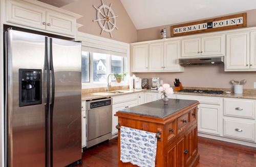 Sandwich House | Cape Cod Bay Home w/Deck + Private Beach Access