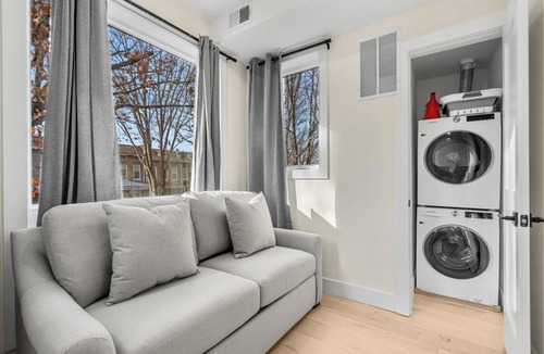 Southeast Apartment | Capital Hill 2 Spacious Townhouse in Downtown DC with Roof View Free parking and Free WiFi