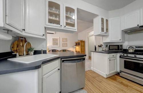 Capitol Hill House | Capitol Hill, 9 Windows, FREE PARKING, Metro