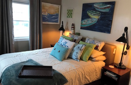 Lynn Bed & Breakfast | Captains quarters on the lake in lynn