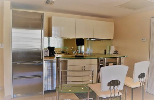 South Beach Condo | Carlyle Art Deco Residence on South Beach Ocean Drive Al Pacino would stay here!