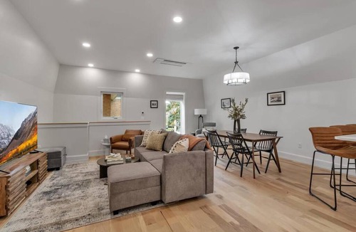 Front Park Apartment | Carriage House Loft - King Bed and Garage Parking