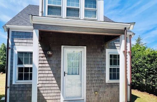 West of Town Cottage | Carriage house on bike path close to town