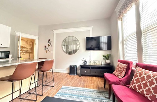 Museum District Apartment | Carytown nest/King Bed/fully fenced
