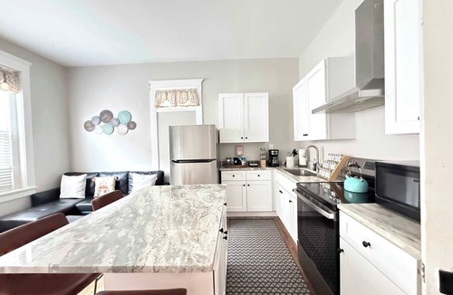 Museum District Apartment | Carytown nest/King Bed/fully fenced