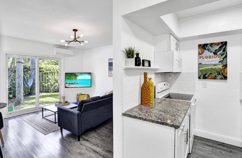 Middle River Terrace House | Casa Agave - Captivating & Sublime Garden Getaway with Private Patio & Parking