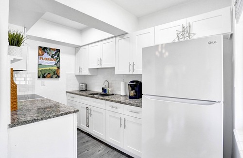 Middle River Terrace House | Casa Agave - Captivating & Sublime Garden Getaway with Private Patio & Parking