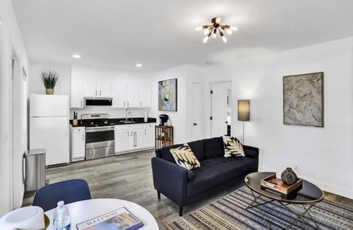 Middle River Terrace House | Casa Agave - Inspiring & Delightful Private Garden Retreat with Patio & Parking