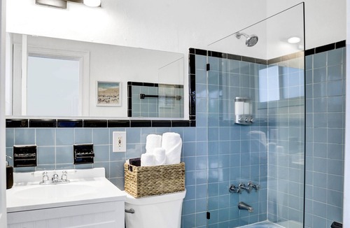 Middle River Terrace House | Casa Agave - Stylish & Peaceful Modern Retreat with Private Garden & Parking