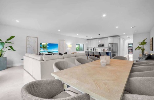 West Little Havana House | Casa Bella l Sleeps 10 l Near Freedom Park & MIA