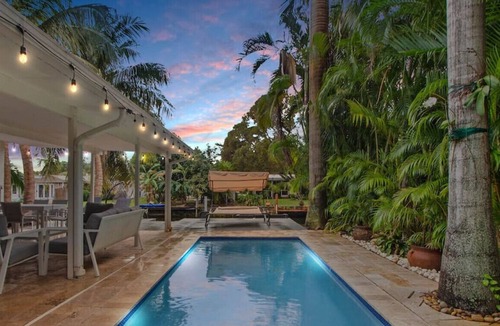 North Central Hollywood Villa | Casa Cabana | Pool | Waterfront | Beach 12 min