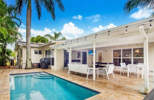 North Central Hollywood Villa | Casa Cabana | Pool | Waterfront | Beach 12 min