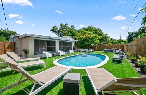 Hallandale Beach Villa | Casa Christina I 5 Min To Beach I Tropical Pool