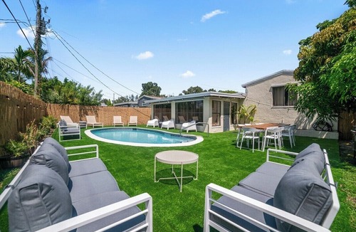 Hallandale Beach Villa | Casa christina i 5 min to beach i tropical pool