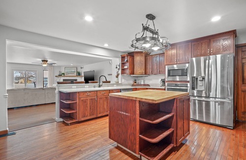 Chincoteague House | Casa del Mar | 5BR Chincoteague Home Walk to Shops, Outdoor Shower, Hot Tub, Grill & Pet Friendly