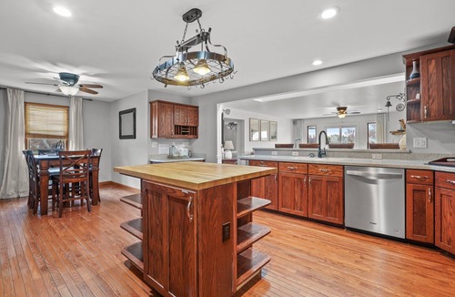 Chincoteague House | Casa del Mar | 5BR Chincoteague Home Walk to Shops, Outdoor Shower, Hot Tub, Grill & Pet Friendly