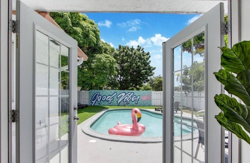 Hallandale Beach Villa | Casa Eva | 5 BR with pool | 10 mins to the beach