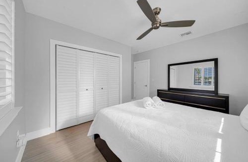 Coral Way Villa | Casa la Miami, Centrally Located w/Pool & Gym