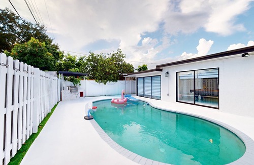 Driftwood House | Casa Lucia 5 Bedroom Home with Pool Near Hard Rock Casino