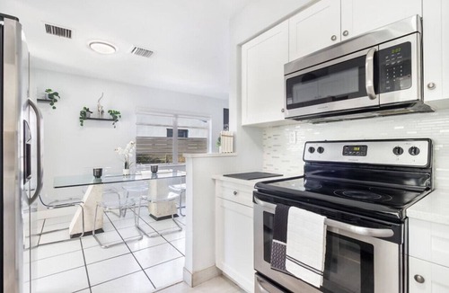 Hallandale Beach Villa | Casa Luna | Tropical Pool | 8 mins to the Beach