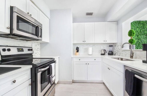 Hallandale Beach Villa | Casa Luna | Tropical Pool | 8 mins to the Beach