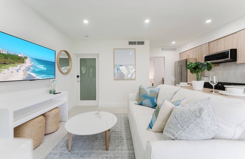 Boca Raton Apartment | Casa Luz - Sunlit Boca Pool Retreat