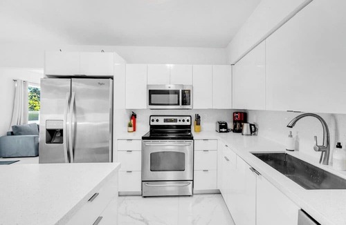Hallandale Beach House | Casa playa | coastal comfort 10 min from beach