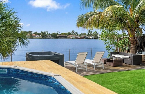 Highland Lakes Villa | Casa santorini - waterfront w/pool