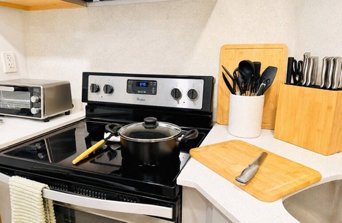 Dania Beach Apartment | Casa Tropica Escape | 2BR Near Beach & Airport
