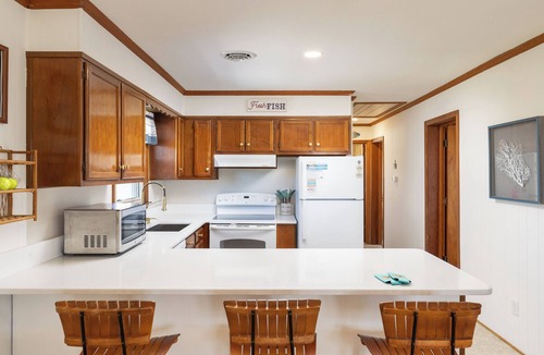 South Nags Head House | Catch a Vibe! Oceanside home 4 lots from beach. Updated with timeless OBX charm!