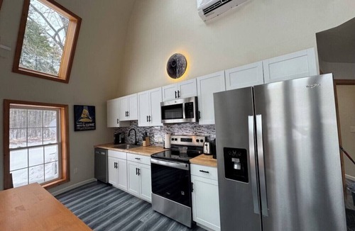 Acra House | Catskills Retreat w/Hot Tub + Fire Pit