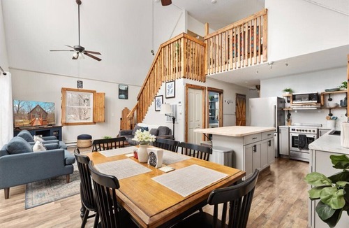 Mount Jackson House | Cece's Chalet: Hot Tub * New Owner Offer