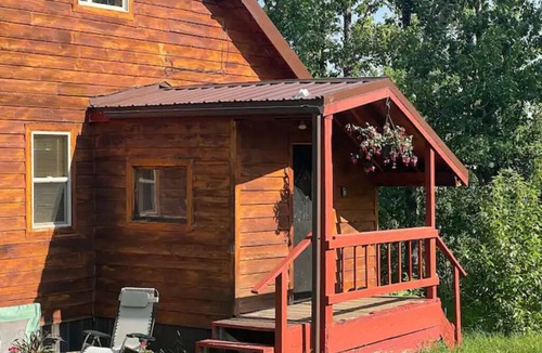 East Glacier Park Cabin | Cedar Cabin Cozy 2-Bedroom next to Glacier Park