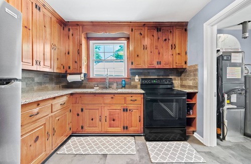 Richmond House | Central Charm: Stay in Style Just Outside of All the Action w/Putting Green