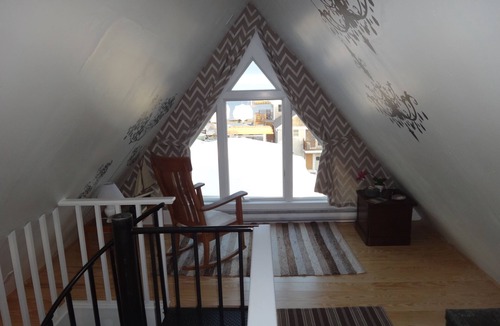 Commercial Street Condo | Central Commercial St Condo w/Water Views + Direct Parking