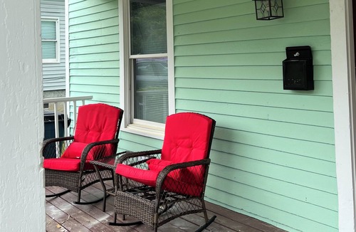 East Durham House | Centrally located + King Bd + 2 full ba + 75" TV + private parking.