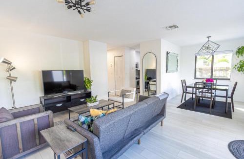 Miami Shores House | Centrally Located Modern 2bdr Home w Fast WiFi & Parking