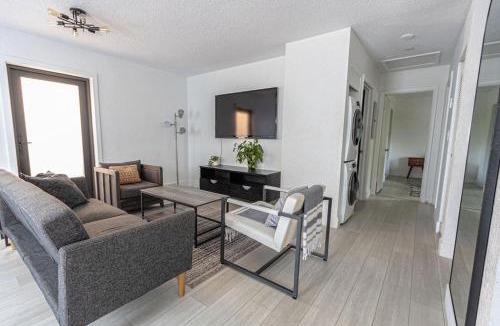 Miami Shores House | Centrally Located Modern 2bdr Home w Fast WiFi & Parking