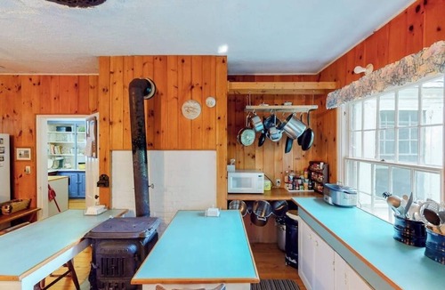 Charlotte Cottage | Century-Old Lakefront Victorian on a Private Island—Boats, Beach & Dog-Friendly