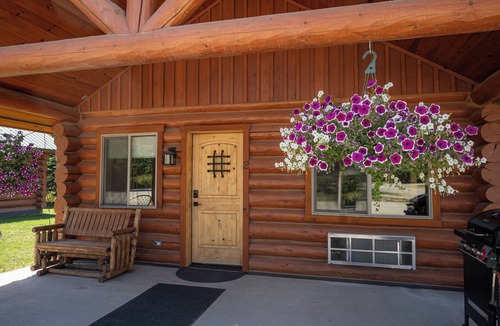 Bonners Ferry Cabin | Charming 1-Bed, 1-Bath Log Cabin w/Full Kitchen at North Haven Campground