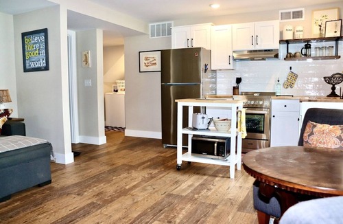 Somers Bed & Breakfast | Charming 1 bed/bath Suite in waterfront Cottage
