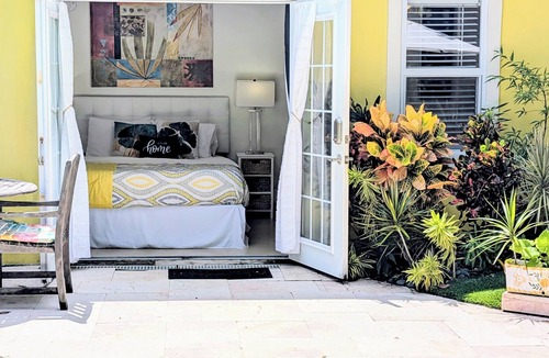 Hendricks and Venice Isles Cottage | Charming 1-bedroom Cottage in downtown FT. Lauderdale with pool and backyard.