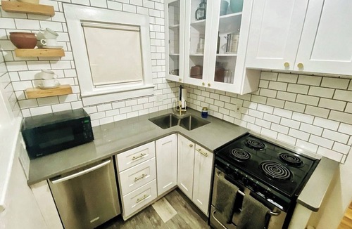 Portsmouth House | Charming 1-Bedroom 1-Bath Unit with Beautiful Riverfront Sunsets in Portsmouth