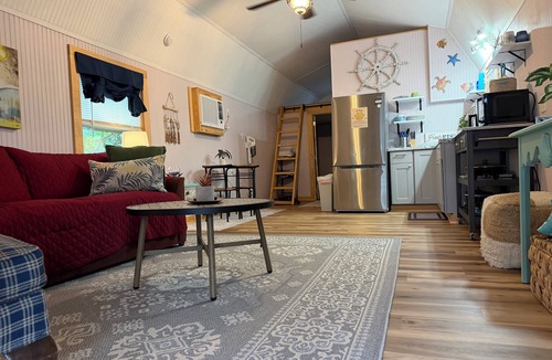 Ocracoke Cottage | Charming 1 Bedroom Cottage & Loft, 1 Queen bed & Sleeping Loft w/2 Twins