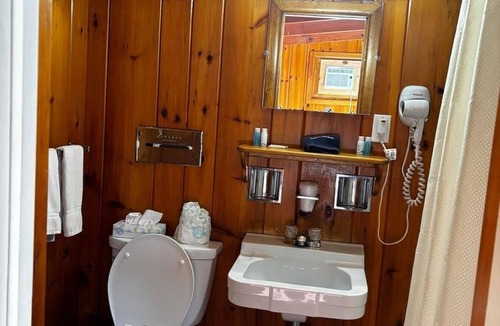 Hamilton Hotel | Charming 1-bedroom hotel room in beautiful Hamilton - #321 Shenandoah